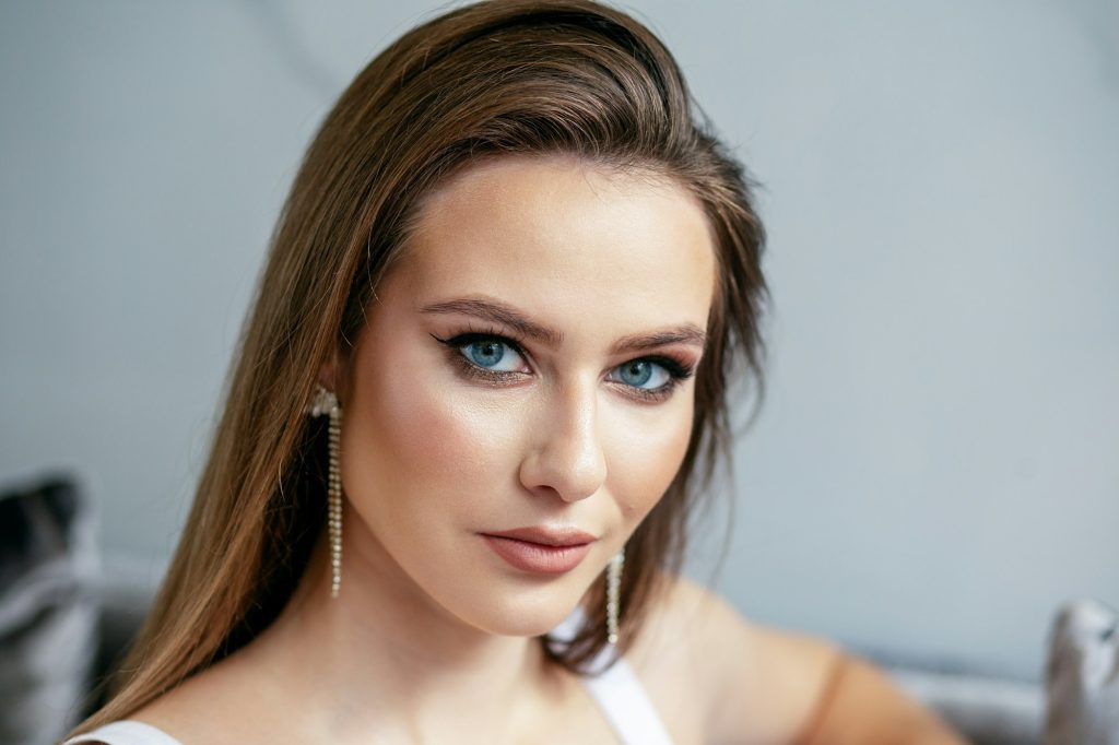 Close-up portrait of beautiful woman with makeup and beautiful long healthy hair.